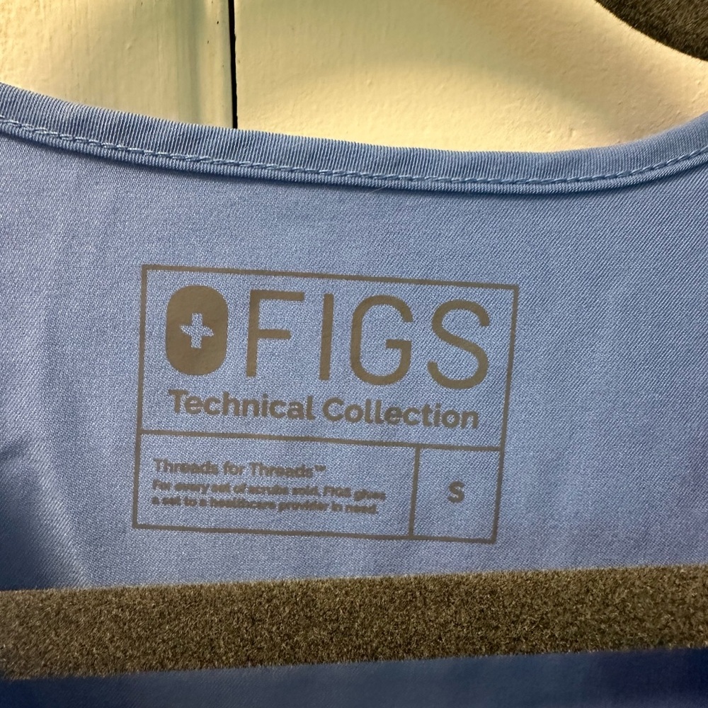 Figs Women's Scrub set in Light Blue - Picture 2 of 5